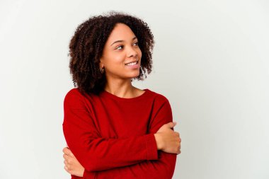 Genç Afro-Amerikan melez kadın kendini soyutlamış, kollarını kavuşturarak gülümsüyor..