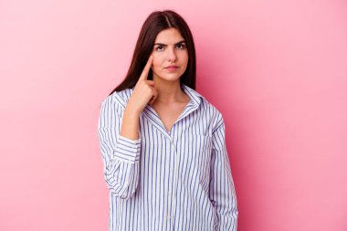 Pembe arka planda izole edilmiş beyaz bir kadın ağlıyor, bir şeyden mutsuz, acı ve kafa karışıklığı konsepti..