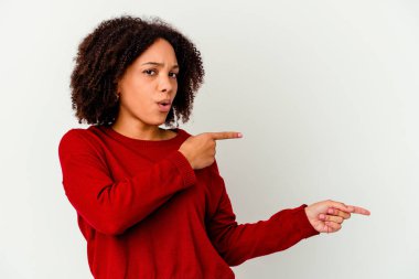 Genç Afro-Amerikan melez kadın işaret parmaklarıyla bir fotokopi alanını işaret ederek heyecan ve arzusunu ifade ediyor..