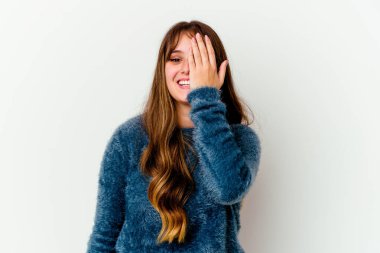 Beyaz arka planda izole edilmiş beyaz tenli hoş bir kadın yüzünün yarısını palmiye ile örterek eğleniyor..