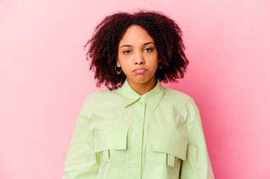Genç Afro-Amerikan melez kadın üzgün, ciddi yüzlü, mutsuz ve hoşnutsuz..