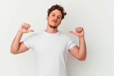 Beyaz arka planda izole edilmiş genç beyaz adam gururlu ve kendinden emin hissediyor, örnek olarak..