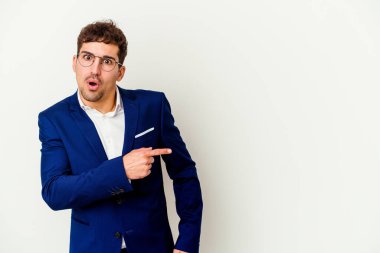 Beyaz arka planda izole edilmiş beyaz iş adamı gülümsüyor ve boş alanda bir şeyler gösteriyor..