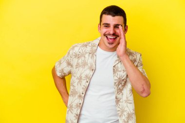 Sarı arka planda izole edilmiş beyaz bir adam heyecanlı bir şekilde bağırıyor..