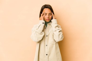 Genç İspanyol kadın yalnız başına, başı ağrıyor, yüzüne dokunuyor..