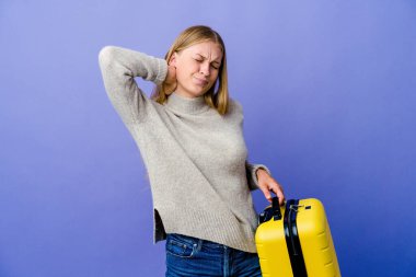 Genç Rus kadın seyahat etmek için bavul tutuyor sabit yaşam tarzından dolayı boyun ağrısı çekiyor..