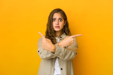 Kafkasyalı genç kadın iki seçenek arasında seçim yapmaya çalışıyor..