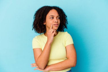 Genç Afro-Amerikan melez kadın... düşüncelere daldı, bir strateji planladı, bir iş kurmanın yollarını düşündü..