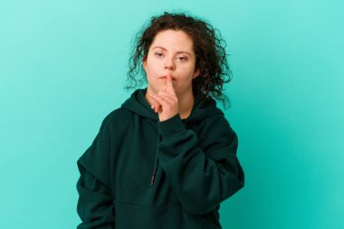 Down sendromlu bir kadın düşünmeyi ve bakmayı, düşünmeyi, düşünmeyi, hayal etmeyi,.