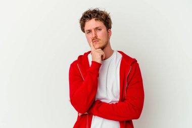 Beyaz arka planda izole edilmiş genç beyaz bir adam bir strateji planlıyor, bir iş yolu düşünüyor..