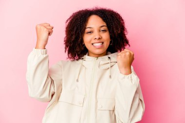 Genç Afro-Amerikan melez kadın, gamsız ve heyecanlı bir tezahürat yaptı. Zafer konsepti.