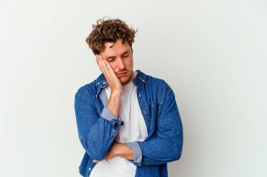 Beyaz arka planda izole edilmiş, sıkılmış, yorgun ve dinlenmeye ihtiyacı olan genç beyaz bir adam..