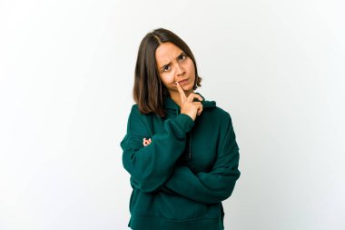 Genç melez kadın kameraya alaycı bir ifadeyle bakıyor..