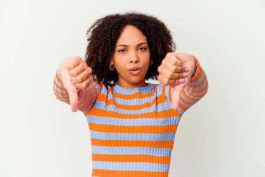 Genç Afro-Amerikan melez kadın kendini soyutlamış başparmağını aşağı gösteriyor ve hoşlanmadığını ifade ediyor..