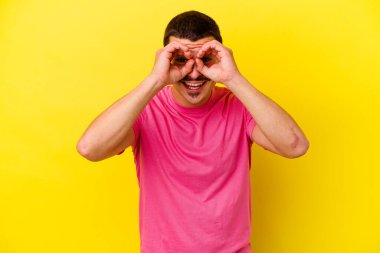 Sarı arka planda izole edilmiş beyaz bir adam gözlerinde sorun olmadığını gösteriyor.