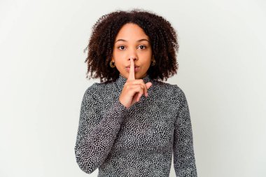 Genç Afro-Amerikan melez kadın bir sır saklıyor ya da sessizlik istiyor..