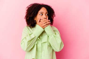 Genç Afro-Amerikan melez kadın düşünceli bir şekilde bir fotokopi odasına el yordamıyla bakıyor..