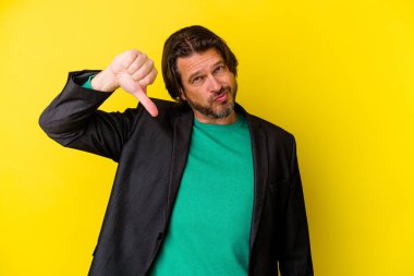 Sarı arka planda izole edilmiş orta yaşlı beyaz bir adam hoşlanmadığı bir hareket gösteriyor. Anlaşmazlık konsepti.