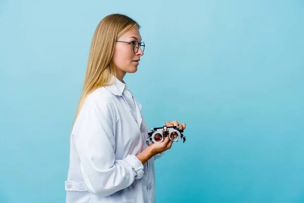 Joven Mujer Optometrista Rusa Azul Mirando Izquierda Lado Pose —  Fotos de Stock