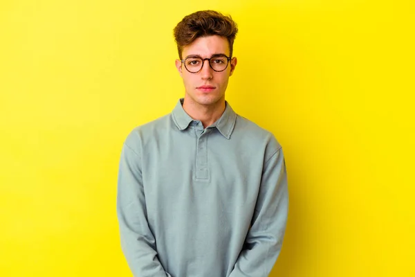 Jonge Blanke Man Geïsoleerd Gele Achtergrond Verdrietig Ernstig Gezicht Zich — Stockfoto