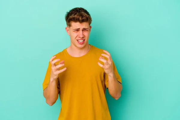 Young Caucasian Man Isolated Blue Background Upset Screaming Tense Hands — Stock Photo, Image