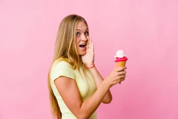 Mladá Ruská Žena Jíst Zmrzlinu Izolované Křičí Drží Dlaň Blízkosti — Stock fotografie