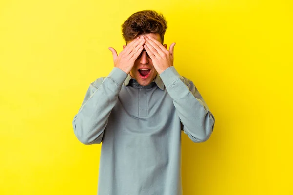 Junger Kaukasischer Mann Isoliert Auf Gelbem Hintergrund Bedeckt Augen Mit — Stockfoto