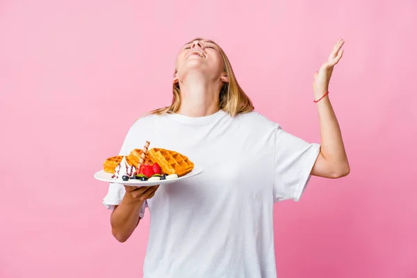 Giovane Donna Russa Mangiare Waffle Isolato Urlando Cielo Alzando Sguardo — Foto Stock