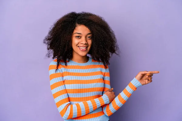 Joven Africana Americana Rizada Mujer Aislada Sobre Fondo Púrpura Sonriendo —  Fotos de Stock