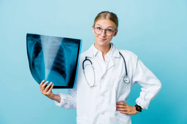 年轻的俄罗斯女医生 双手紧握臀部 用蓝色自信进行骨扫描 — 图库照片