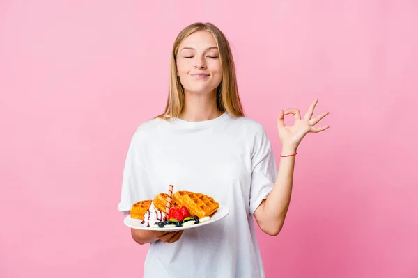 Genç Rus Kadın Waffle Yerken Izole Edilmiş Yoğun Çalışma Gününden — Stok fotoğraf