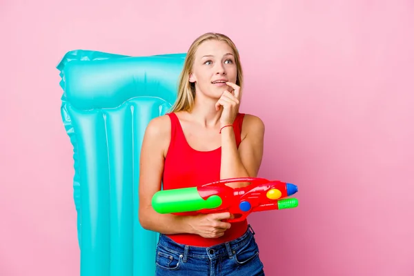 Mujer Rusa Joven Jugando Con Una Pistola Agua Con Colchón —  Fotos de Stock