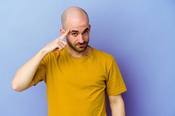 Jovem Homem Careca Caucasiano Isolado Fundo Roxo Apontando Templo Com — Fotografia de Stock