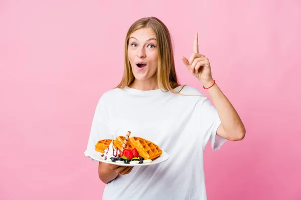 年轻的俄罗斯女人吃着一个孤立的华夫饼 有一个想法 灵感的概念 — 图库照片