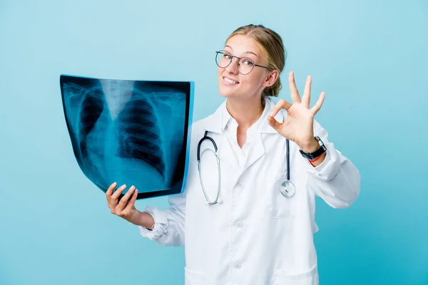 Joven Doctora Rusa Sosteniendo Escaneo Óseo Azul Alegre Confiado Mostrando —  Fotos de Stock