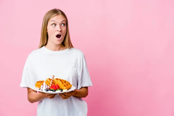 Jovem Russa Comendo Waffle Isolado Sendo Chocado Por Causa Algo — Fotografia de Stock