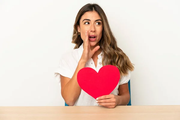 Junge Kaukasische Frau Die Ein Valentinstag Herz Isoliert Hält Sagt — Stockfoto