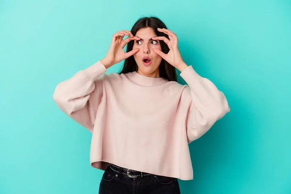 Mujer Joven Caucásica Aislada Sobre Fondo Azul Manteniendo Los Ojos —  Fotos de Stock