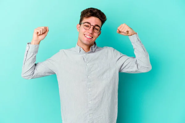 Joven Hombre Caucásico Aislado Sobre Fondo Azul Animando Despreocupado Emocionado —  Fotos de Stock