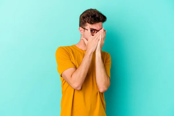 Young Caucasian Man Isolated Blue Background Blink Fingers Frightened Nervous — Stock Photo, Image