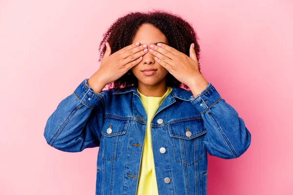 Mladý Africký Americký Smíšená Rasa Žena Izolovaný Strach Zakrývání Očí — Stock fotografie