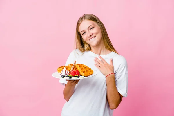 Yalnız Başına Waffle Yiyen Genç Bir Rus Kadının Avuçlarını Göğsüne — Stok fotoğraf
