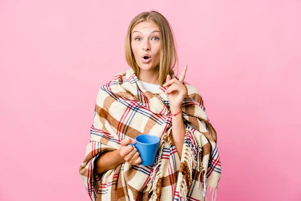 Joven Mujer Rusa Envuelta Una Manta Bebiendo Café Teniendo Alguna —  Fotos de Stock