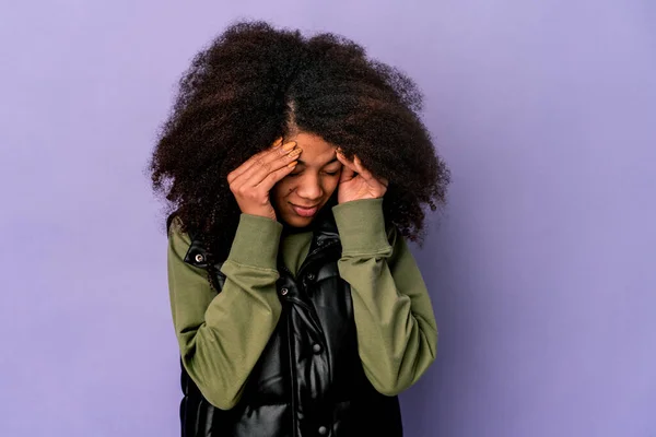 Junge Afrikanisch Amerikanische Lockige Frau Isoliert Auf Lila Hintergrund Berührt — Stockfoto