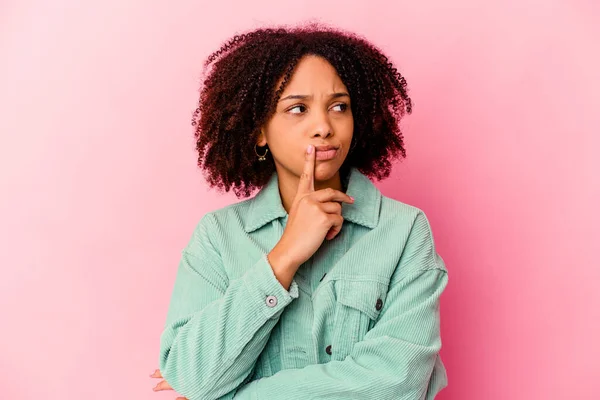 Joven Afroamericana Mestiza Aislada Mirando Lado Con Expresión Dudosa Escéptica —  Fotos de Stock