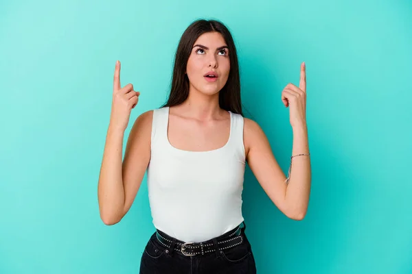 Mulher Branca Jovem Isolado Fundo Azul Apontando Cabeça Com Boca — Fotografia de Stock