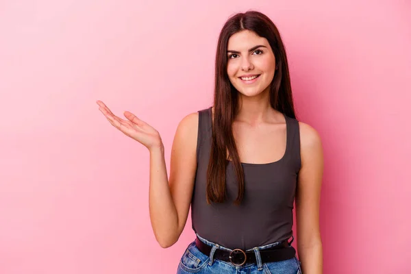Jonge Blanke Vrouw Geïsoleerd Roze Achtergrond Met Een Kopieerruimte Een — Stockfoto