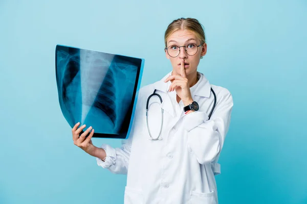 Młoda Rosyjska Lekarz Kobieta Trzyma Skan Kości Niebiesko Utrzymanie Tajemnicy — Zdjęcie stockowe