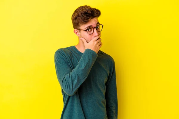Young Caucasian Man Isolated Yellow Background Scared Afraid — Stock Photo, Image