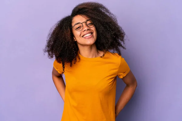 Jovem Afro Americana Encaracolado Mulher Isolada Fundo Roxo Feliz Sorridente — Fotografia de Stock